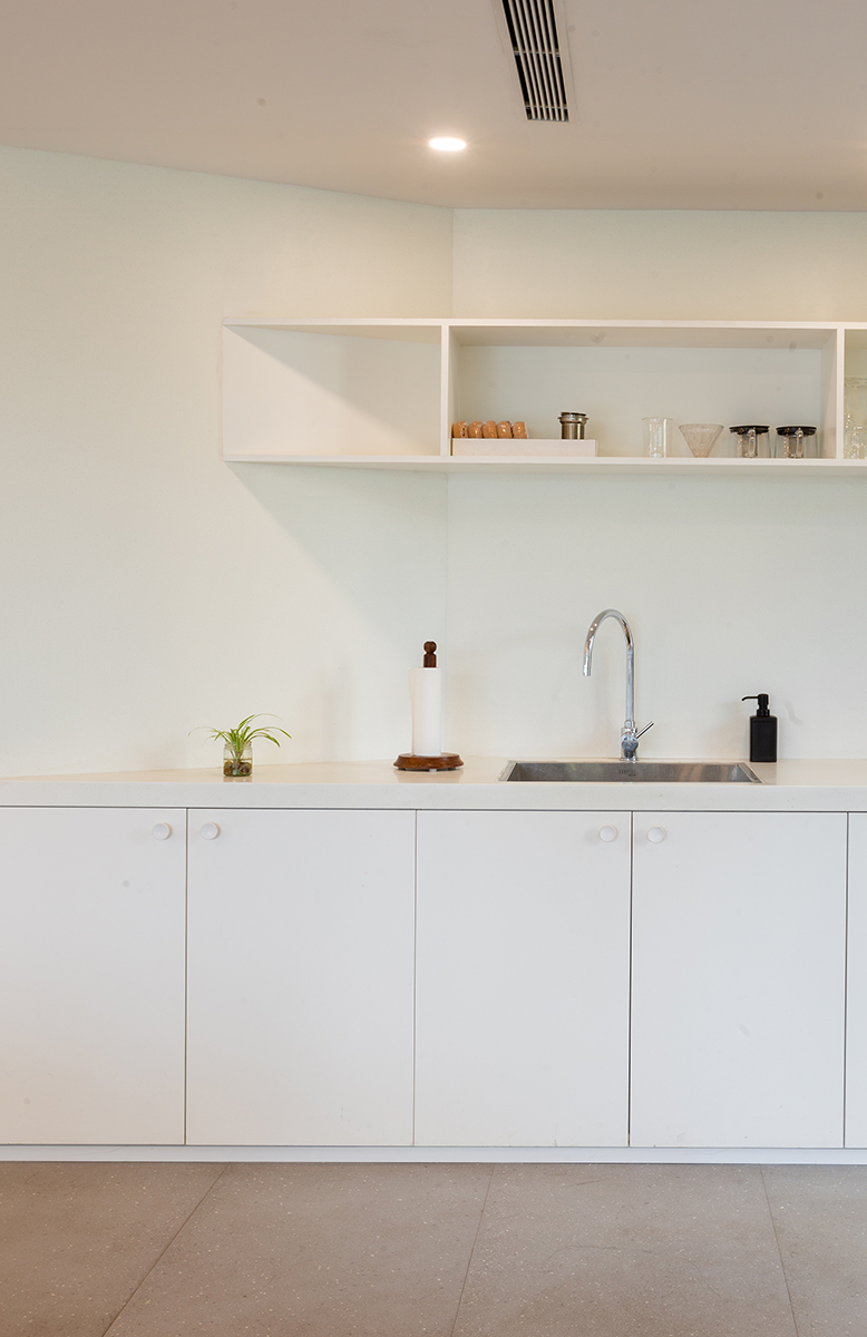 极简自然光下的开放办公空间-39