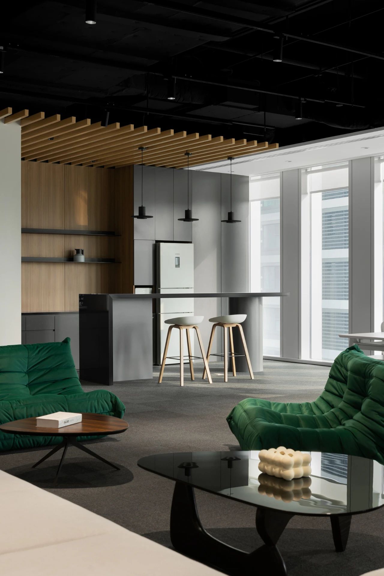 上海晶耀前滩黑白灰自由化办公空间丨中国上海丨内造设计室-3