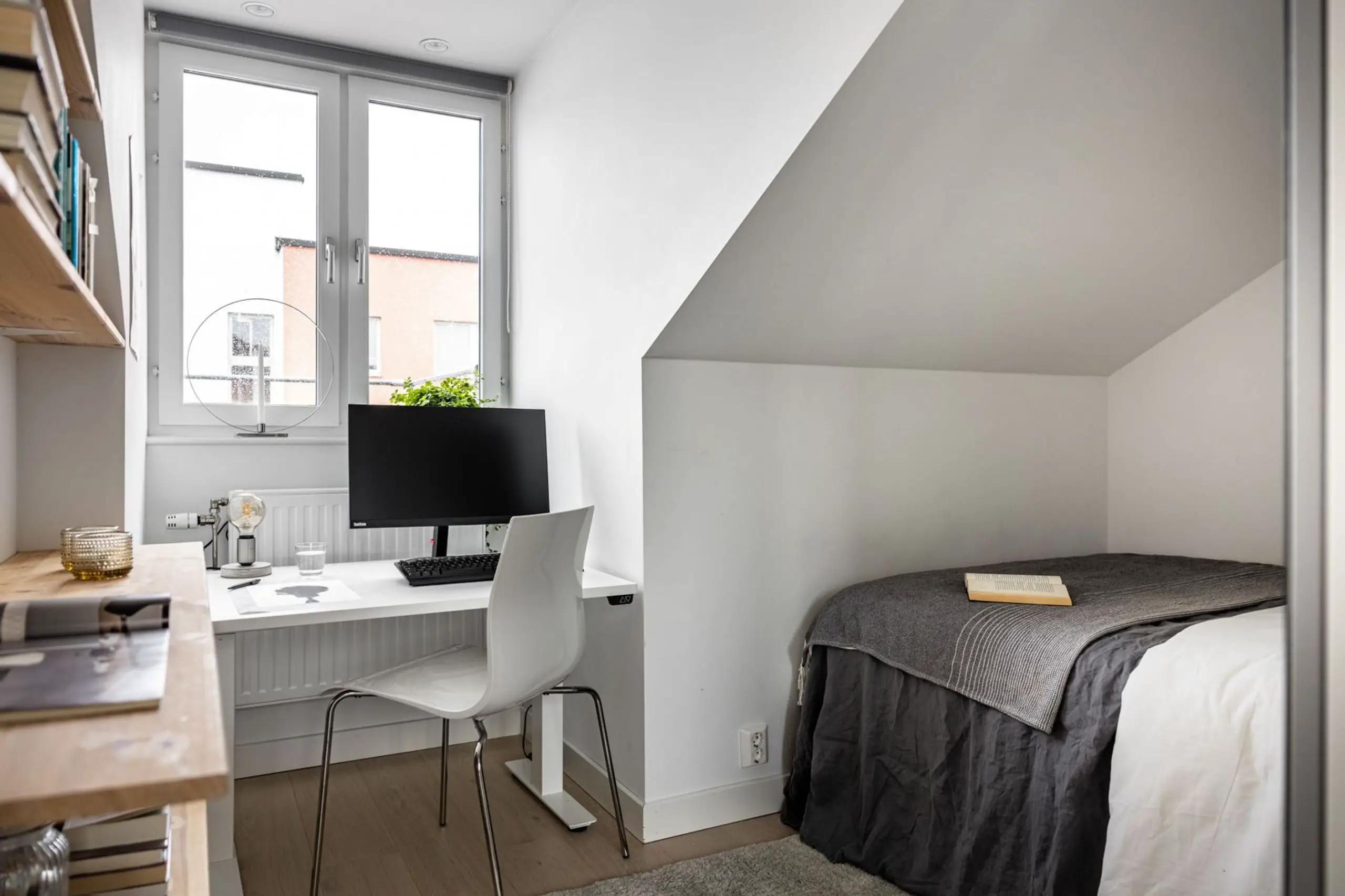 瑞典 38m2 顶层公寓 | 独特倾斜窗设计,空间明亮舒适-8