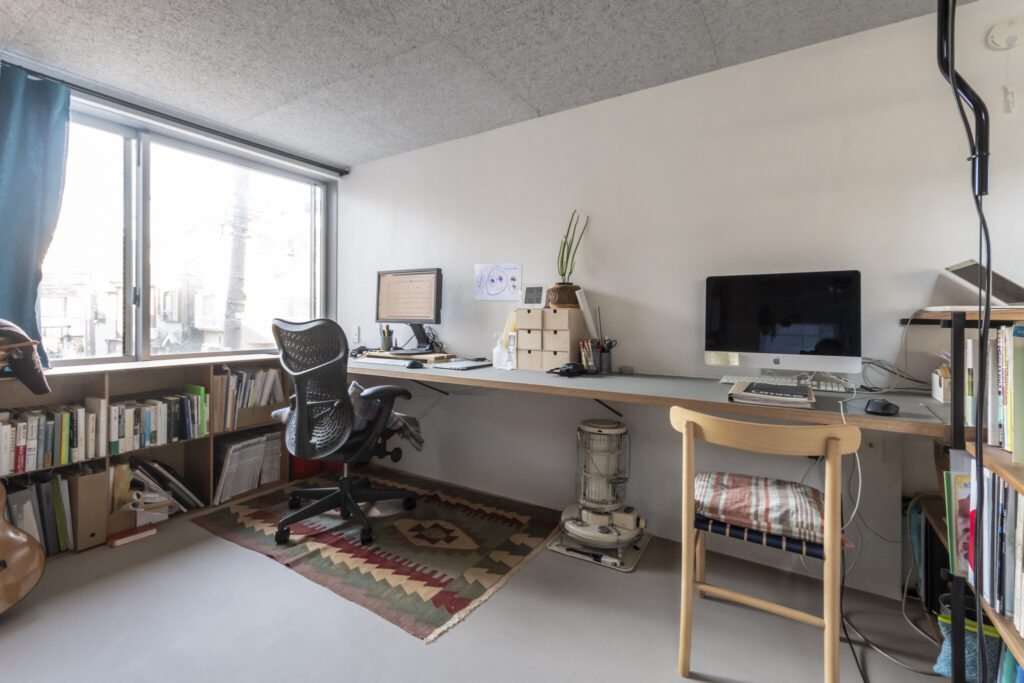 “路地庭”と“屋根庭”のある家　吹き抜けの窓を開けると心地の良い半屋外空間に | Architecture | 100%LiFE-7