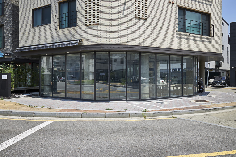 20 平米迷你咖啡馆，简约设计打造温馨空间-2