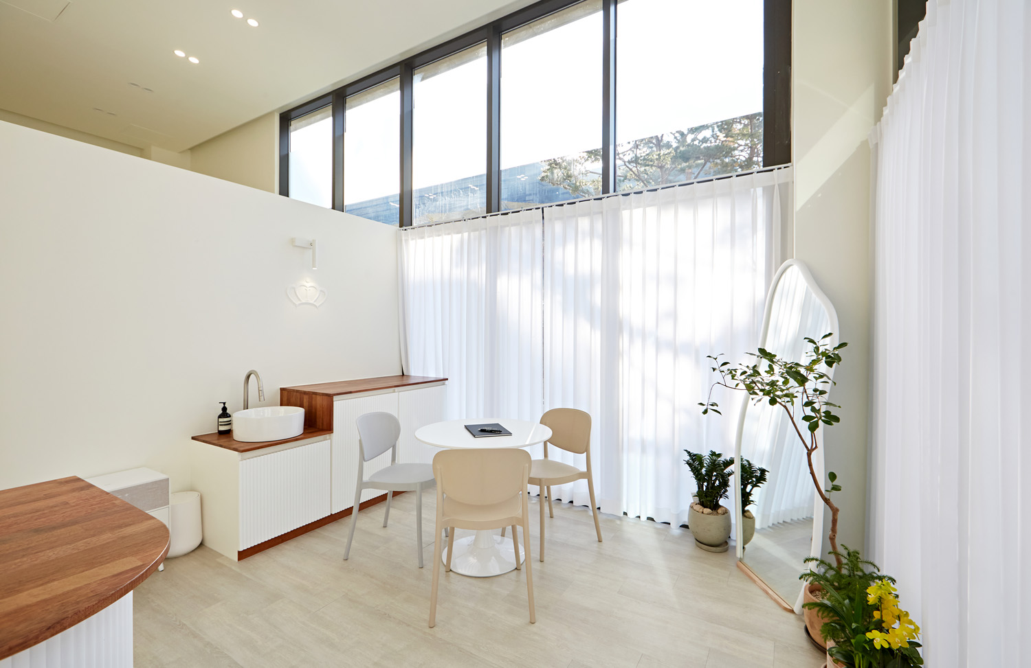 白色调的 11 层视听室，极简设计的完美呈现-6