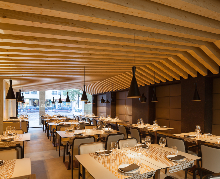 软木与木屋结构的魅力空间-17