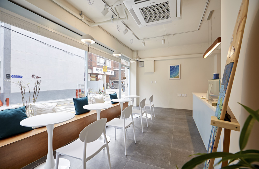 简约时尚的 12 平米咖啡店设计-7