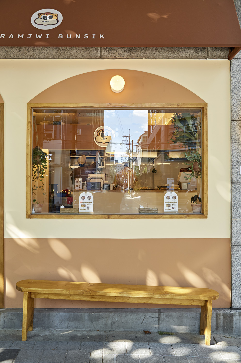 萌趣概念的白色&木质餐厅设计-10