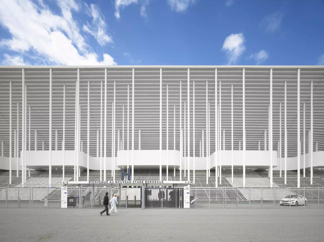 细柱顶起苍穹，优雅体育场馆和火爆赛事的火花-1