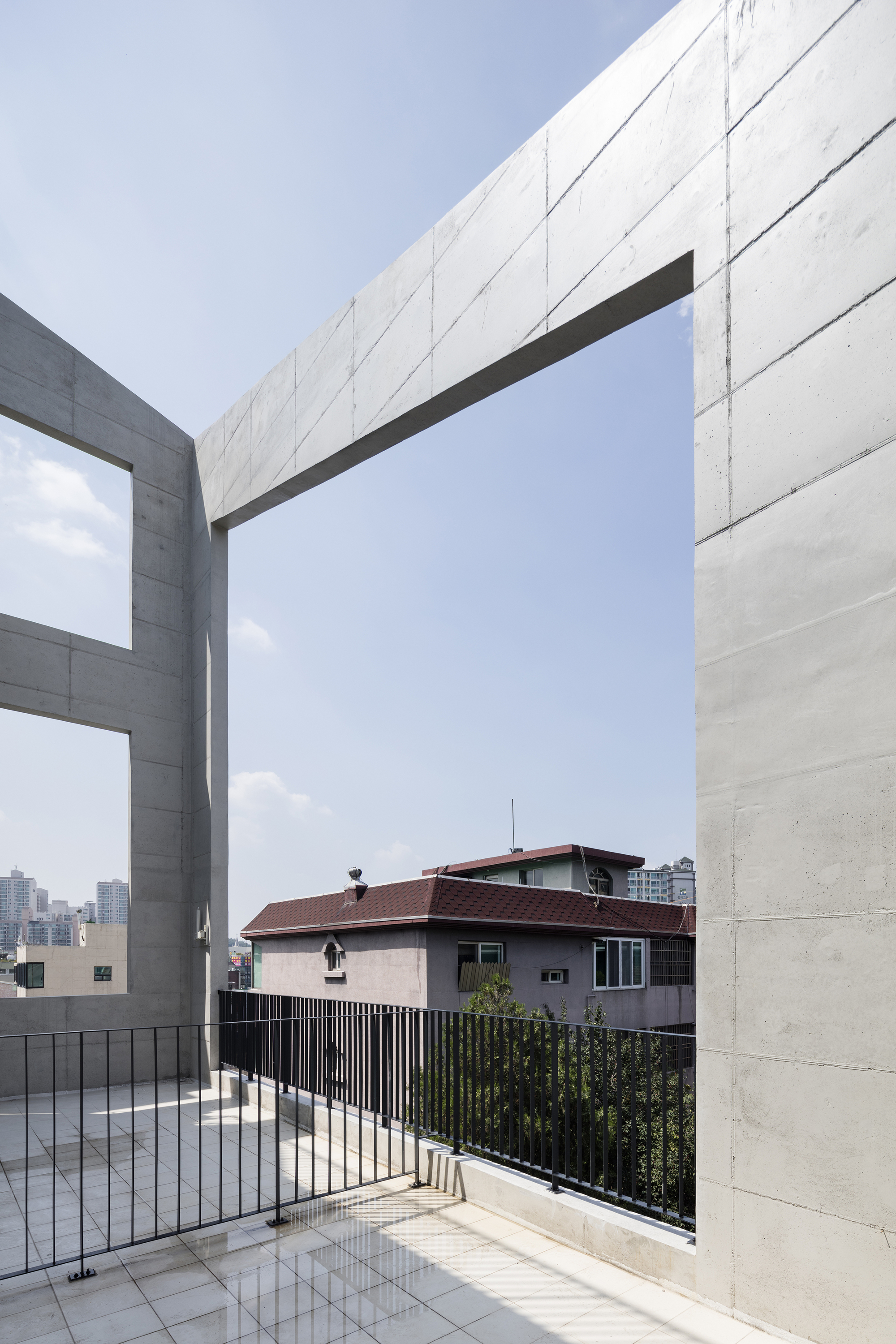 Bracing House / Atelier Jun-34