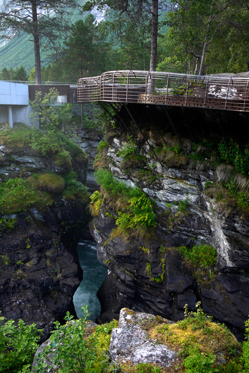 景区悬挑在悬崖上的桥-9