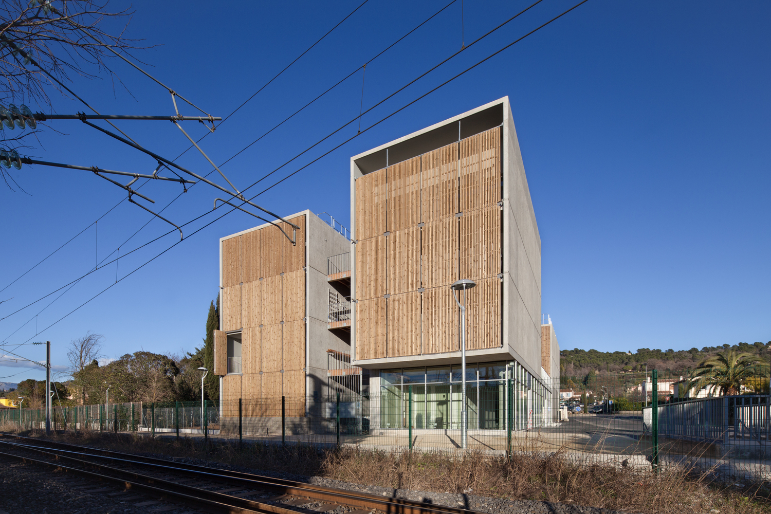 融合绿意的法国 Mouans·Sartou· 社会住宅与商铺设计-9