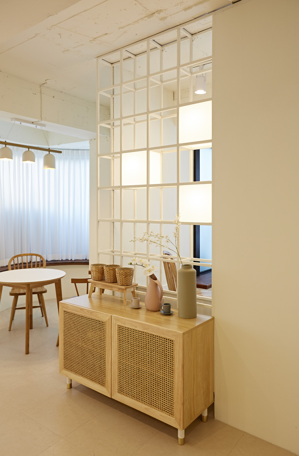 "白色与木质，打造 25 平米极简咖啡厅空间"-13