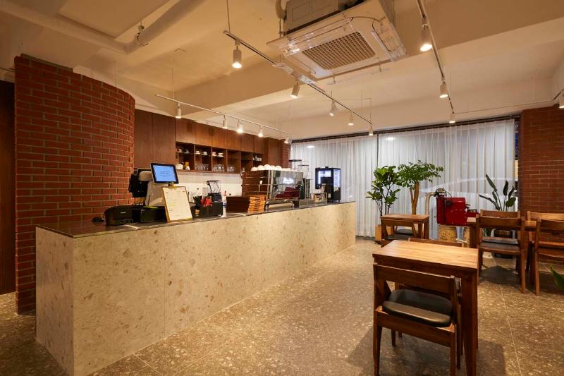 现代简约 22 平米咖啡厅，大理石与木头的温馨空间-6