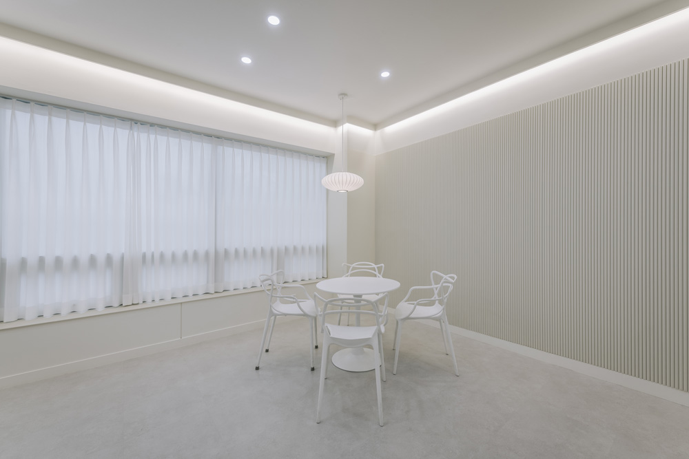 白色简约迷你办公室，60 平米的极致空间利用-2