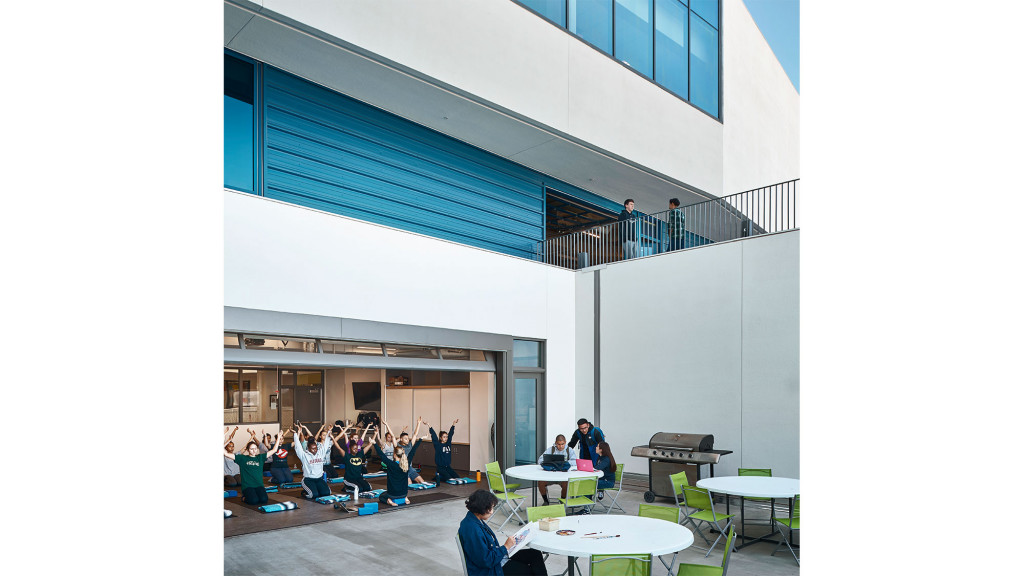 废弃办公楼变身高中新典范-10