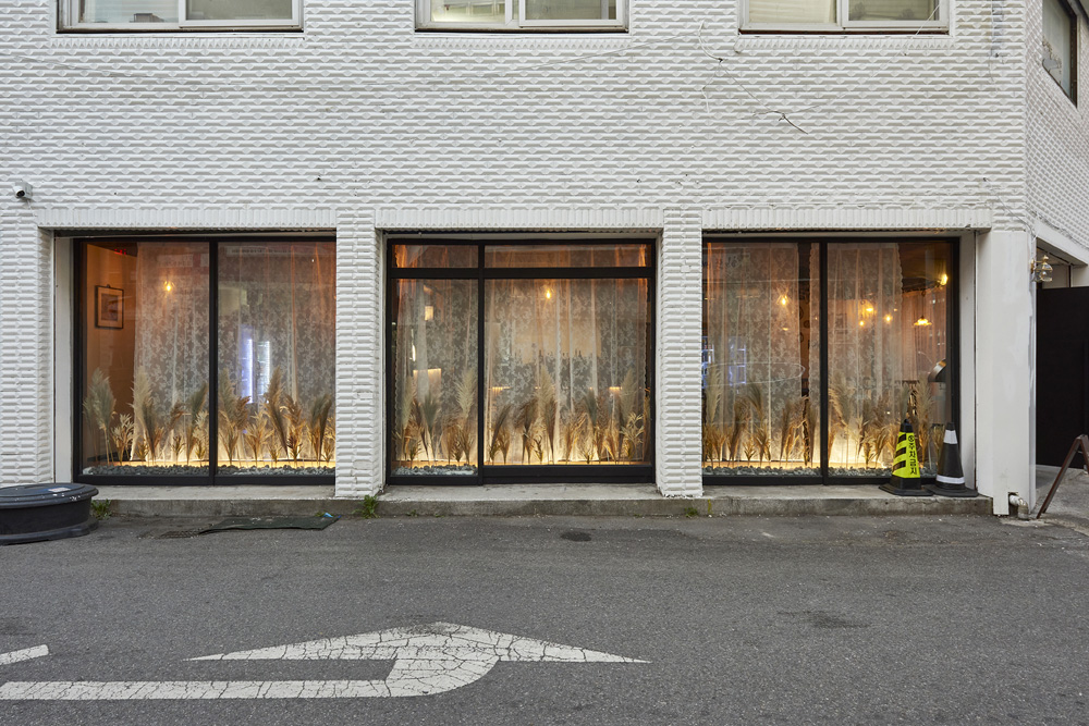 现代简约风 30 平米小酒馆，打造温馨社交空间-3