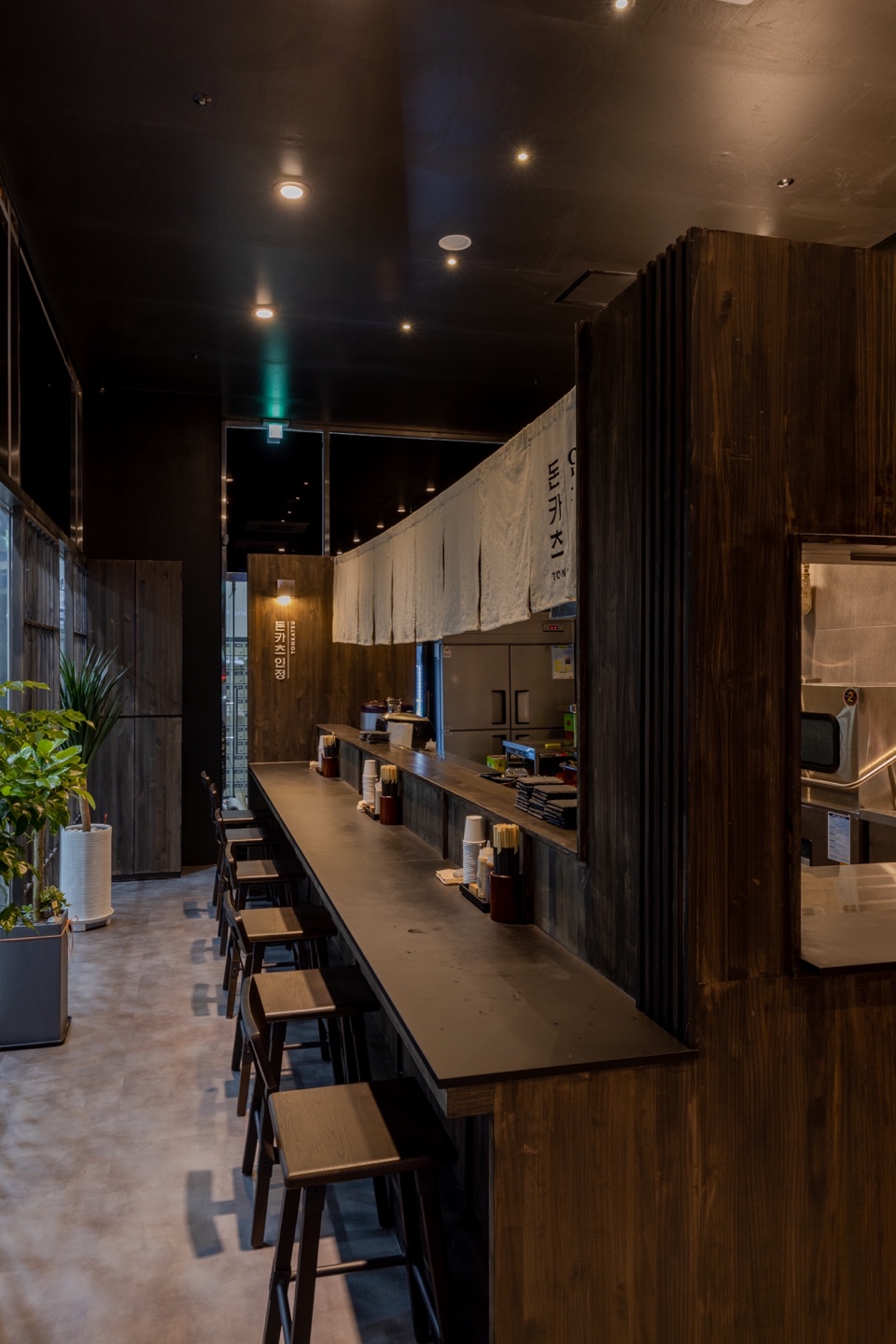 16 坪黑白色调简约风钱卡斯咖啡厅-4