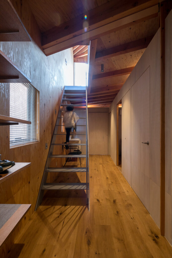 天井高５メートルの大開口斜めに架かった天井の棟木。シンプルかつ大胆なデザインの家 | Architecture | 100%LiFE-7