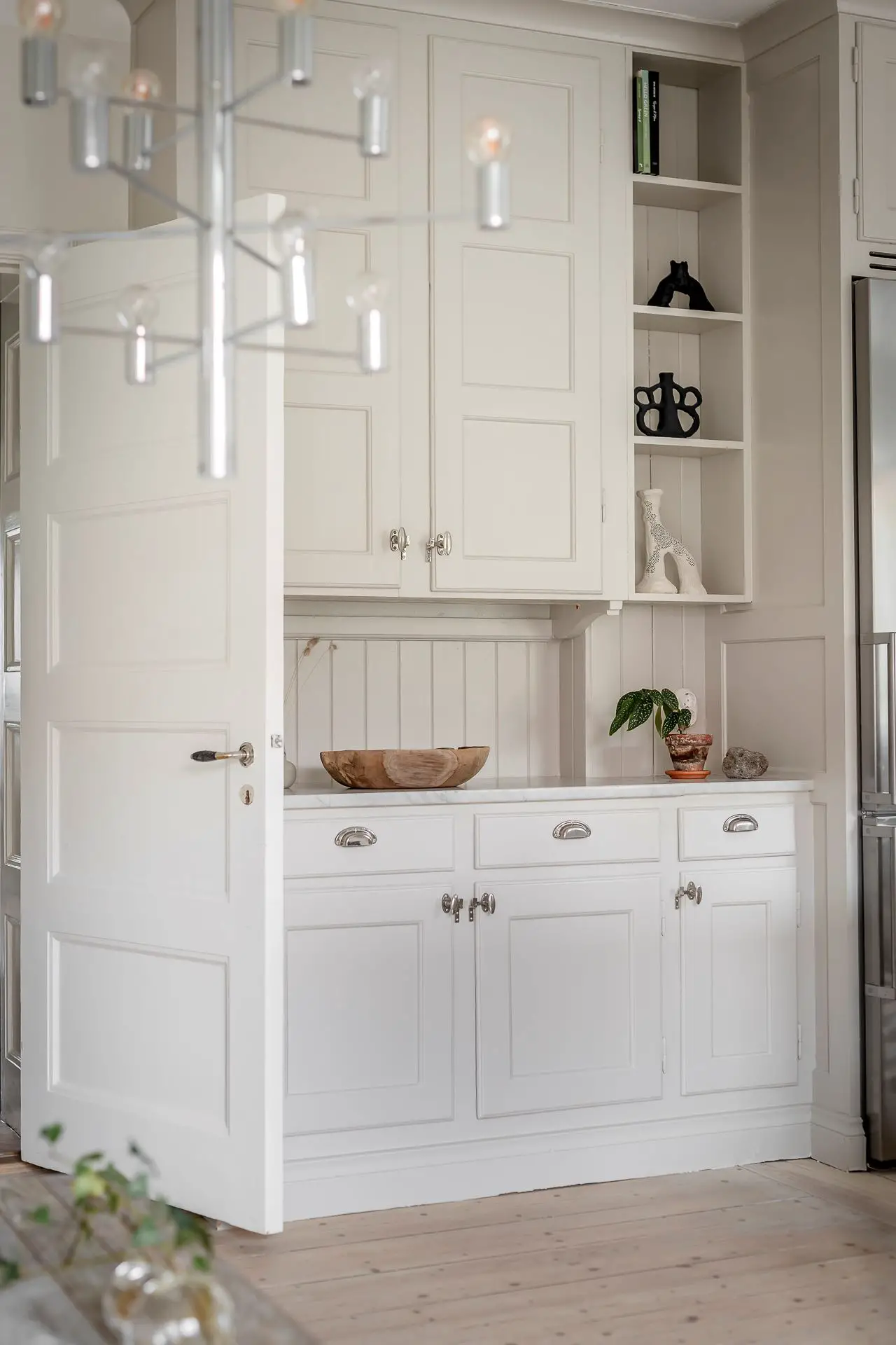 红白棋盘地板 | 古老公寓的现代魅力-11