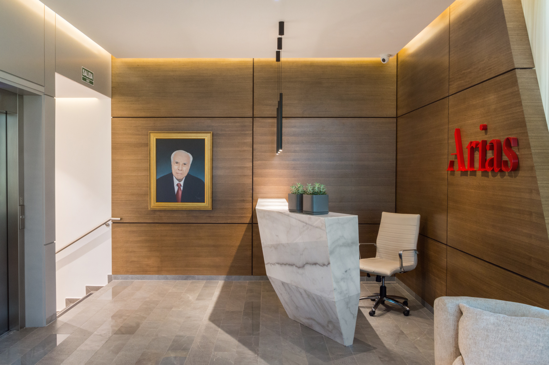 自然与建筑共融的 ARIAS LAW 办公室设计-8