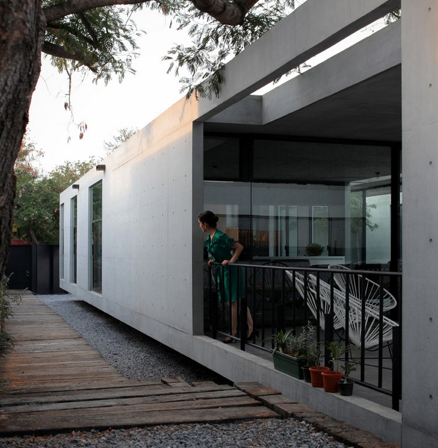 Rectangular Concrete House with an Interior Courtyard in Monterrey-18