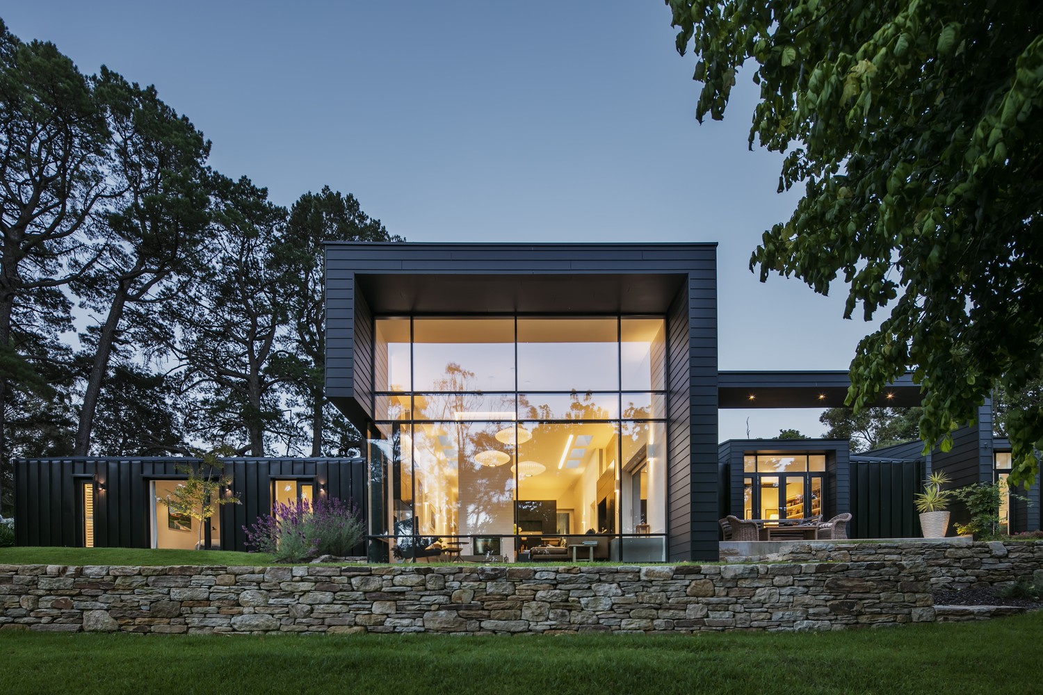 澳大利亚黑色系住宅设计-0