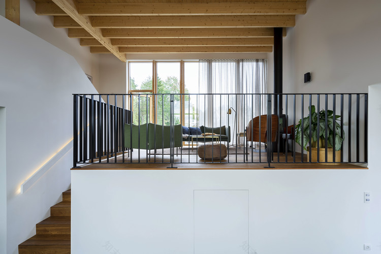 斯德哥尔摩乡村有机景观中的清晰几何建筑-11