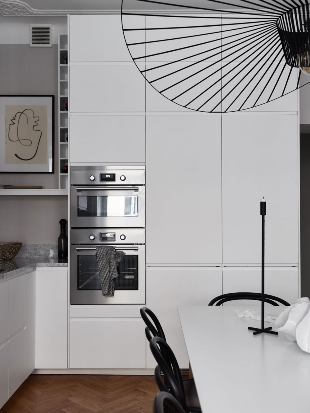 北欧风格公寓的优雅暗调设计-10