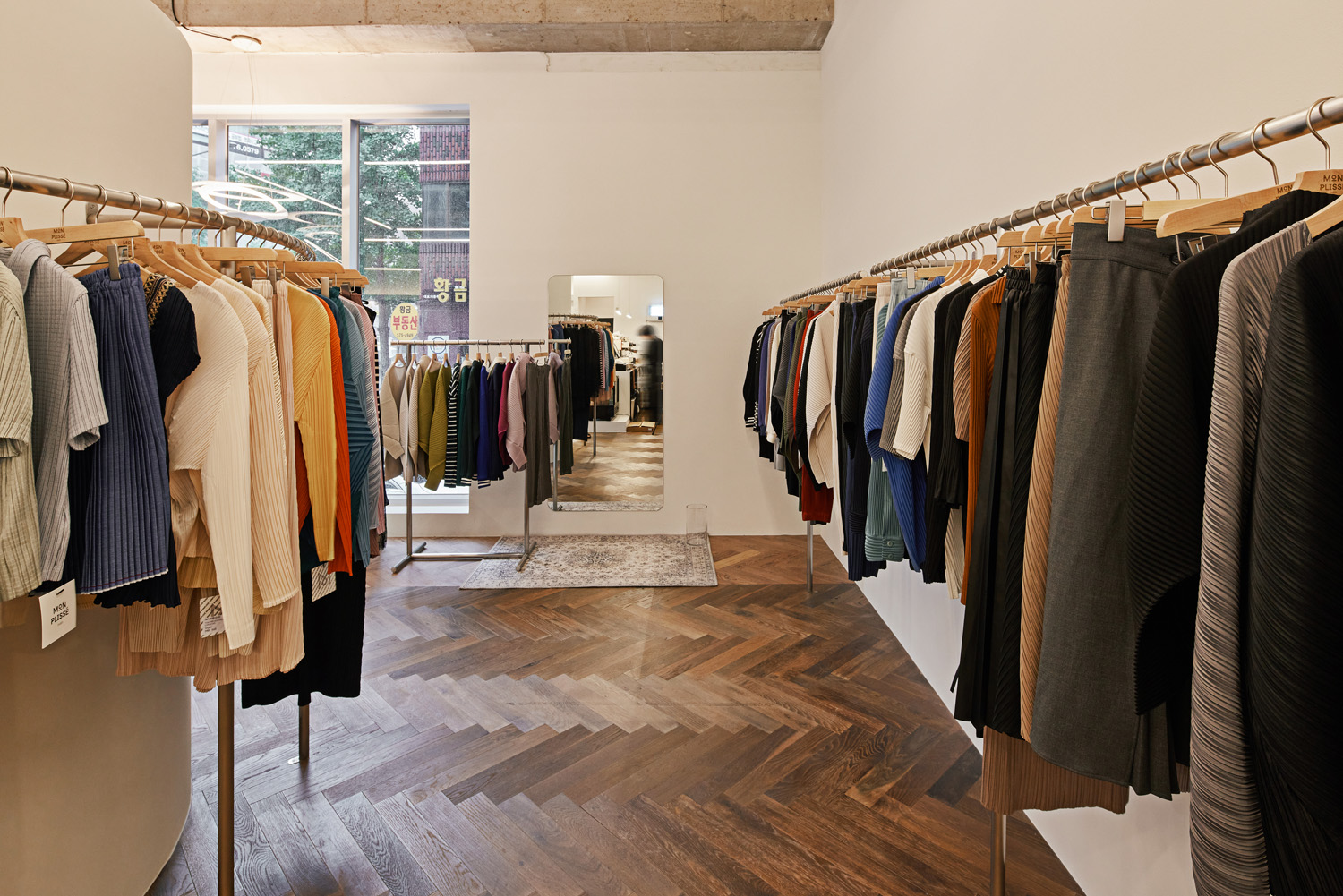 白色与木质，打造 20 平米极简服饰店的设计亮点-6