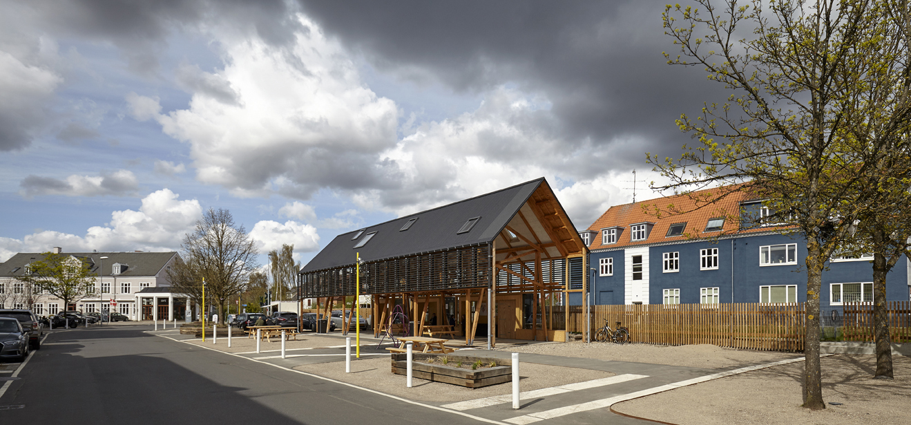 丹麦小镇的红色木质市场-39