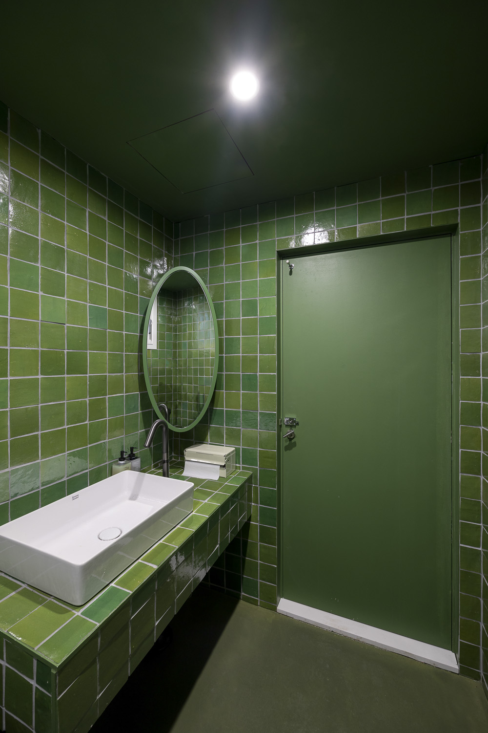 红石咖啡厅 | 卡雅尼的 30 平米极简咖啡天堂-23