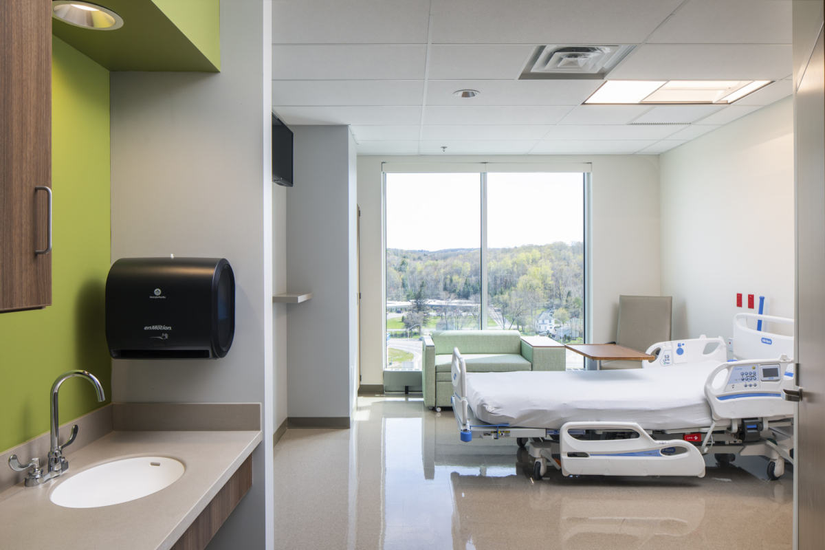 Michigan 雪城中心新建医疗中心，融入自然环境的现代设计-30