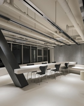 FNC 娱乐圣水办公室丨韩国首尔丨EDIT TABLE