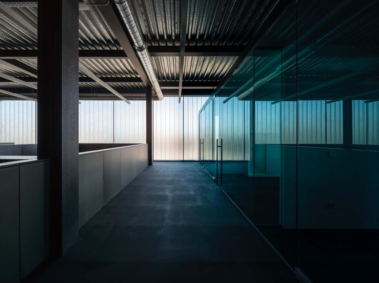 波浪金属表皮打造的光线优化工作空间-14