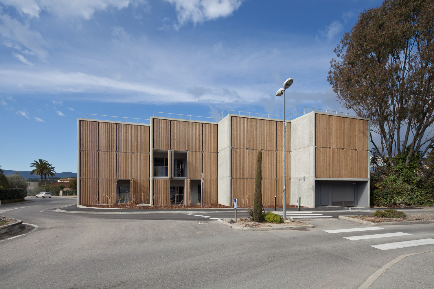 融合绿意的法国 Mouans·Sartou· 社会住宅与商铺设计-20