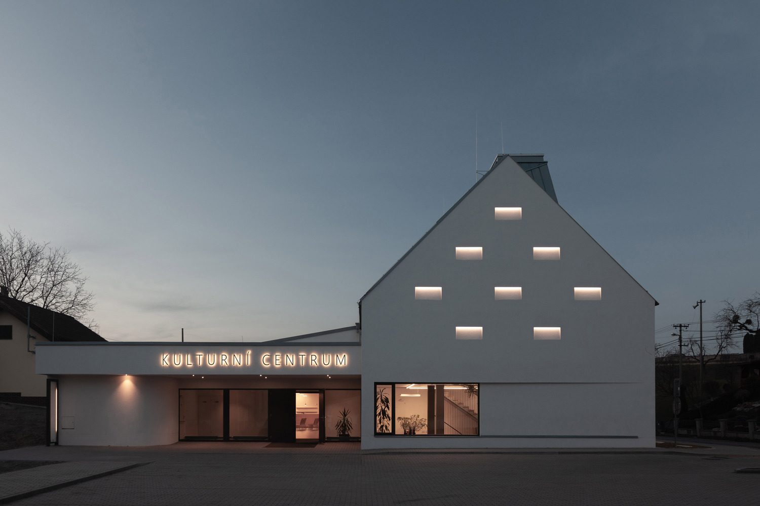 捷克 Píšť信息文化中心 · 白色几何建筑的公共空间创新-15