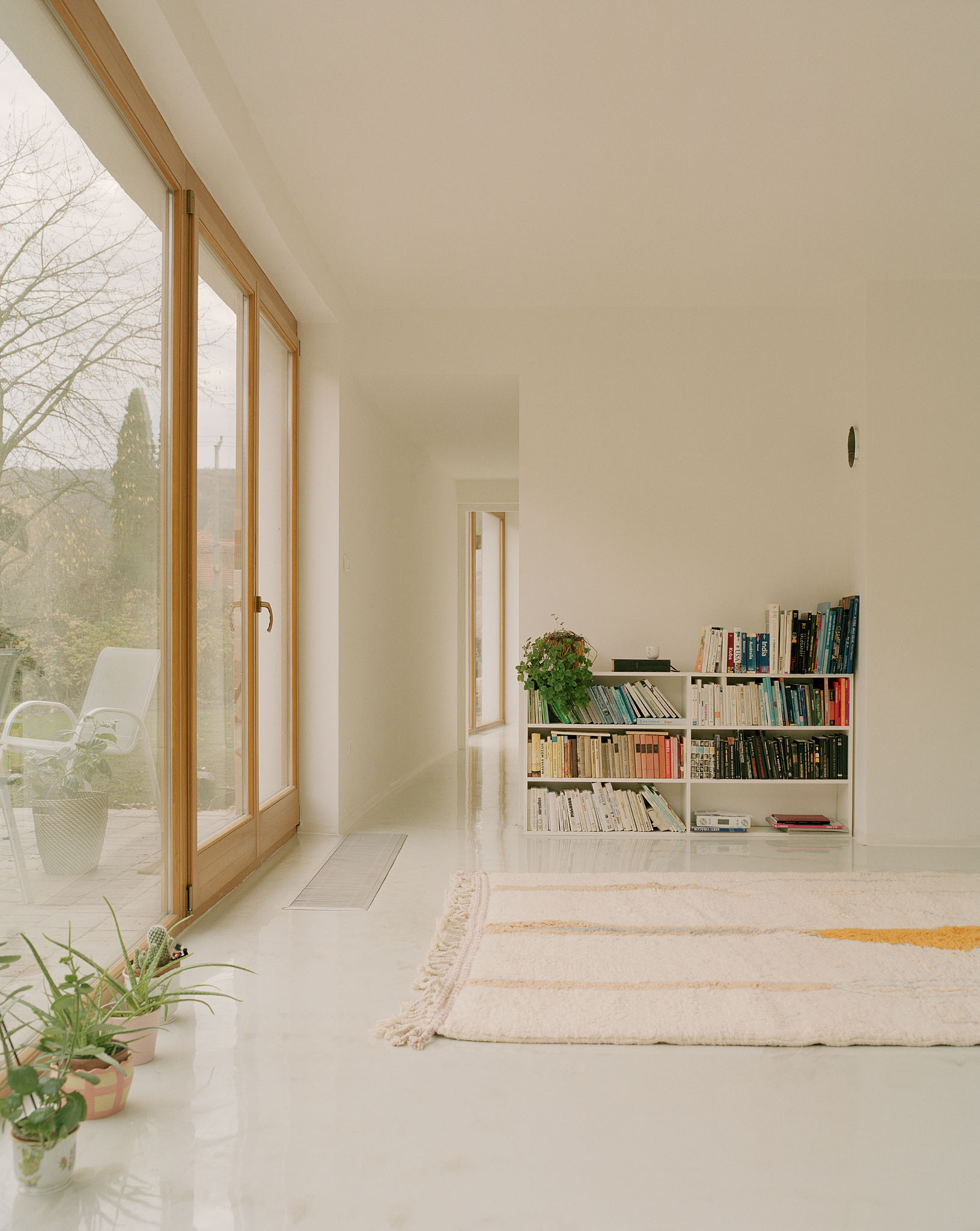 House and Atelier among the Foothills of Buda / GUBAHÁMORI-16