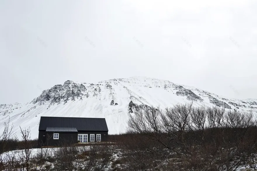 挪威现代渔夫之家,融入荒野的黑色景观-17