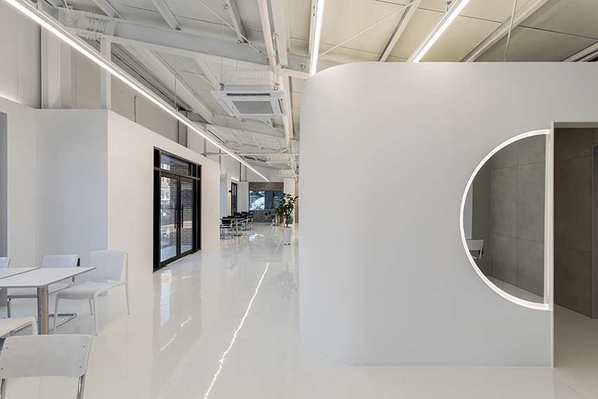 白色调的极简咖啡厅 | 60 平米的精致设计-9