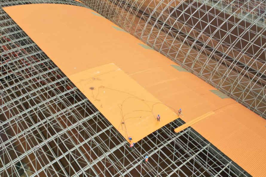 为矿棚披上“低碳外衣”，中建八局广西钢铁三号矿棚和分布式光伏发电项目顺利完成封闭验收和光伏投运-104