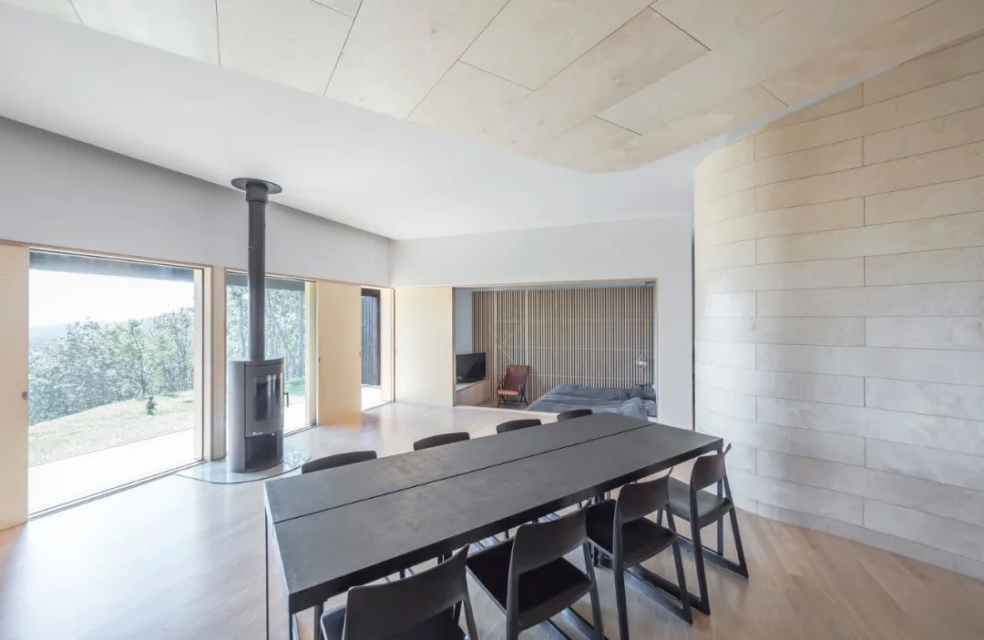 首尔以东的倾斜屋顶乡村住宅-23