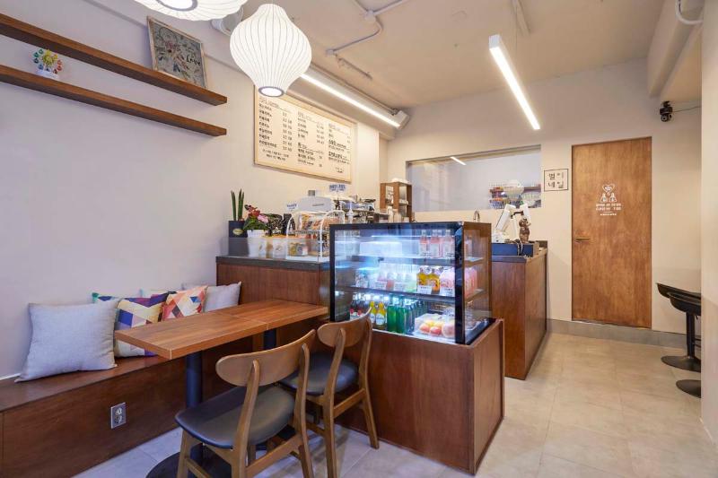 首尔 8 坪咖啡馆，极简工业风营造温馨空间-4