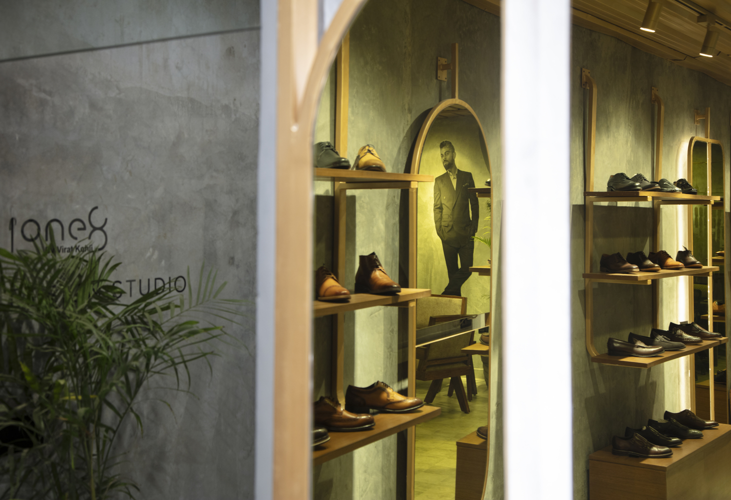 融合建筑美学的奢华鞋店设计-49