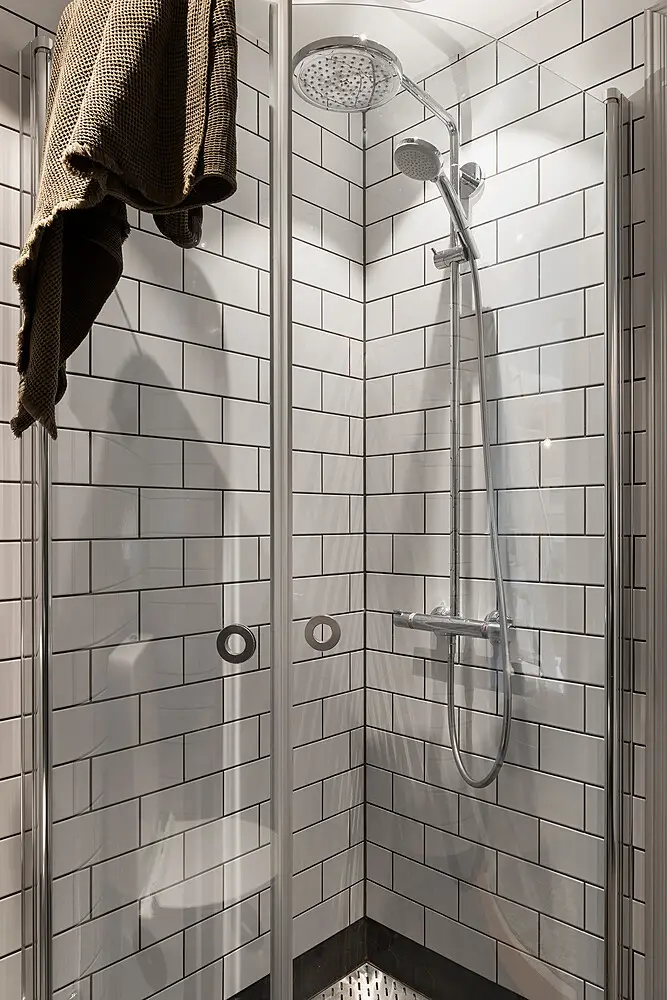 瑞典百年建筑的迷你复式公寓设计-15