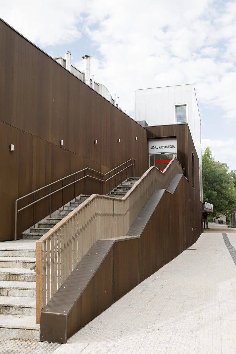 埃尔纳尼游泳池丨西班牙丨Uzcanga Architects-16