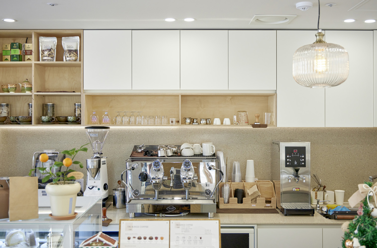 8 坪极简咖啡厅 | 白色与木色的完美融合-7