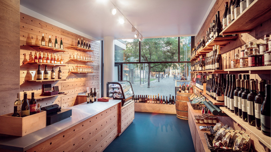 候车大厅内的酒吧餐厅,布达佩斯 / 81font-23