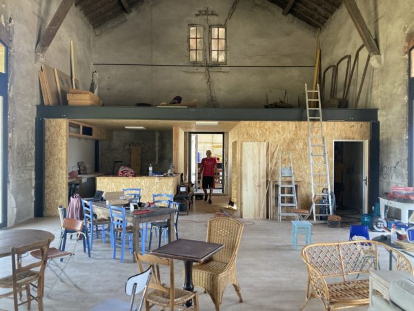 M·A·M·O·T·H机库（Hangare）

注：由于M·A·M·O·T·H可能是特定名称，没有能进一步明确具体含义的信息，只能按原样呈现Hangare常见意思是机库，法语中单词第一个字母大写一般表示地名、机构名等特定名称，所以放在这里从常见语义推测应该还是机库的专业场所名之类的如果原文HanGare是录入错误，本意是Hangare，就正好对应一致；如果HanGare有其他特殊意思，该翻译可能不准确 丨法国丨ECOPelI-7