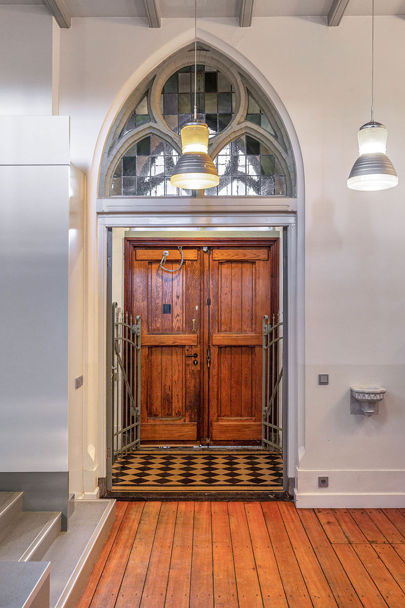 百年教堂变私人住宅，彩色玻璃与圣像的奇幻世界-4