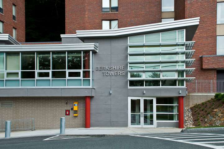 米德尔塞克斯社区学院许可机构——伯克希尔公寓（注：这里假设MCLA是米德尔塞克斯社区学院许可机构，如果没有更多背景信息，MCLA难以精准判断一般MCLA可能指米德尔塞克斯社区学院许可机构，但也可能有其他含义，比如莫霍克谷社区学院联盟等若这不是你想要的结果，请提供关于MCLA的更多背景信息） 丨美国丨Kuhn Riddle Architects-10