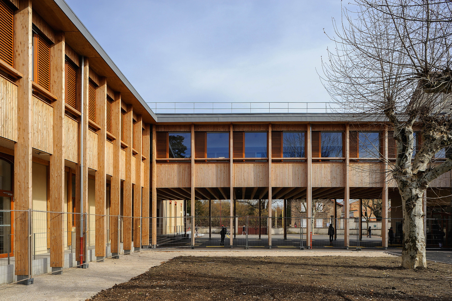 法国 Le Grand Lemps 小学的木质桥梁建筑-19