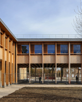 法国 Le Grand Lemps 小学的木质桥梁建筑